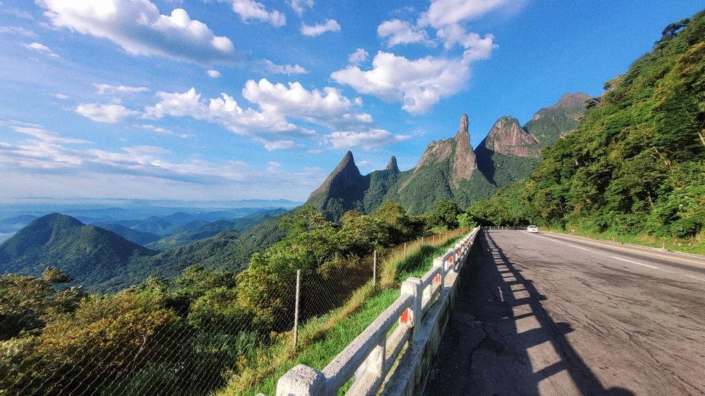 Cresta da Serra Fina ao amanhecer, com neblina baixa entre os picos graníticos