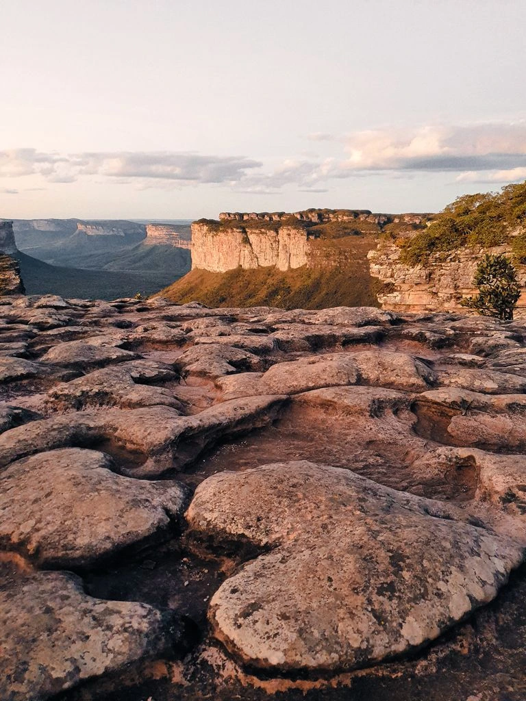 Canyon de arenito vermelho na Chapada Diamantina, com piscina natural turquesa