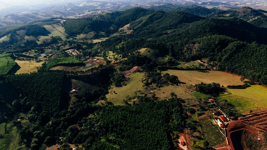 Serra da Mantiqueira ao amanhecer, em fotografia editorial